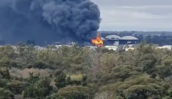 Impactante incendio en una refinería de YPF en Ensenada