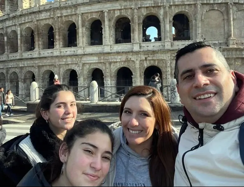 Una familia necochense emigró a Europa y ahora hacen videos para ayudar a otros