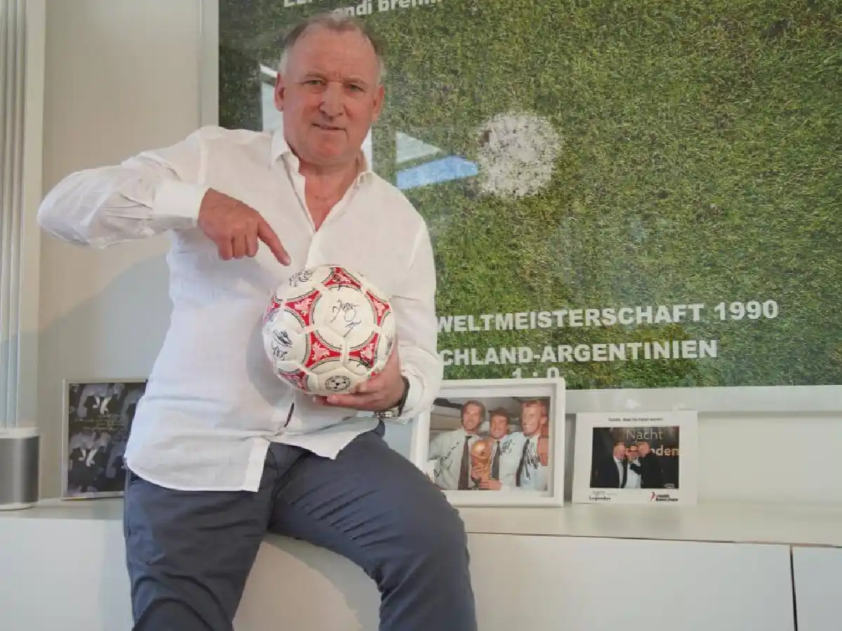  Brehme donó una pelota del Mundial 90 en beneficio de Italia