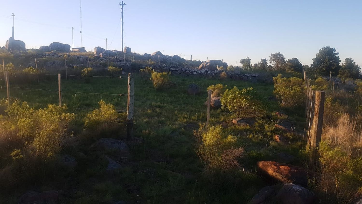 La parcela ubicada sobre el Cerro de la Cruz fue inspeccionada por personal de la Secretaría de Obras Públicas.