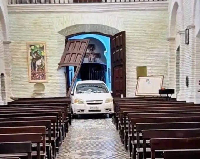 El hombre se incrustó en la parroquia con su auto al grito de "¡Dios, Dios!".