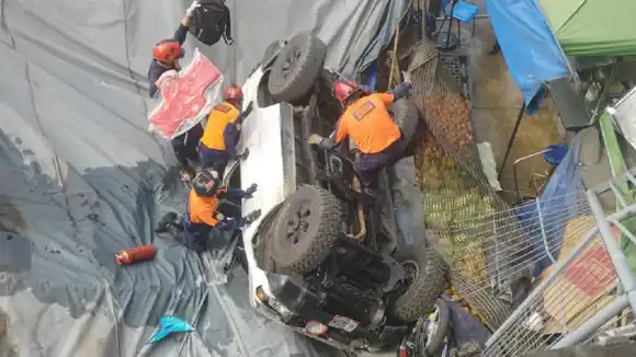 ¡APARATOSO!  Vehículo cae desde un estacionamiento a una feria de verduras en Petare