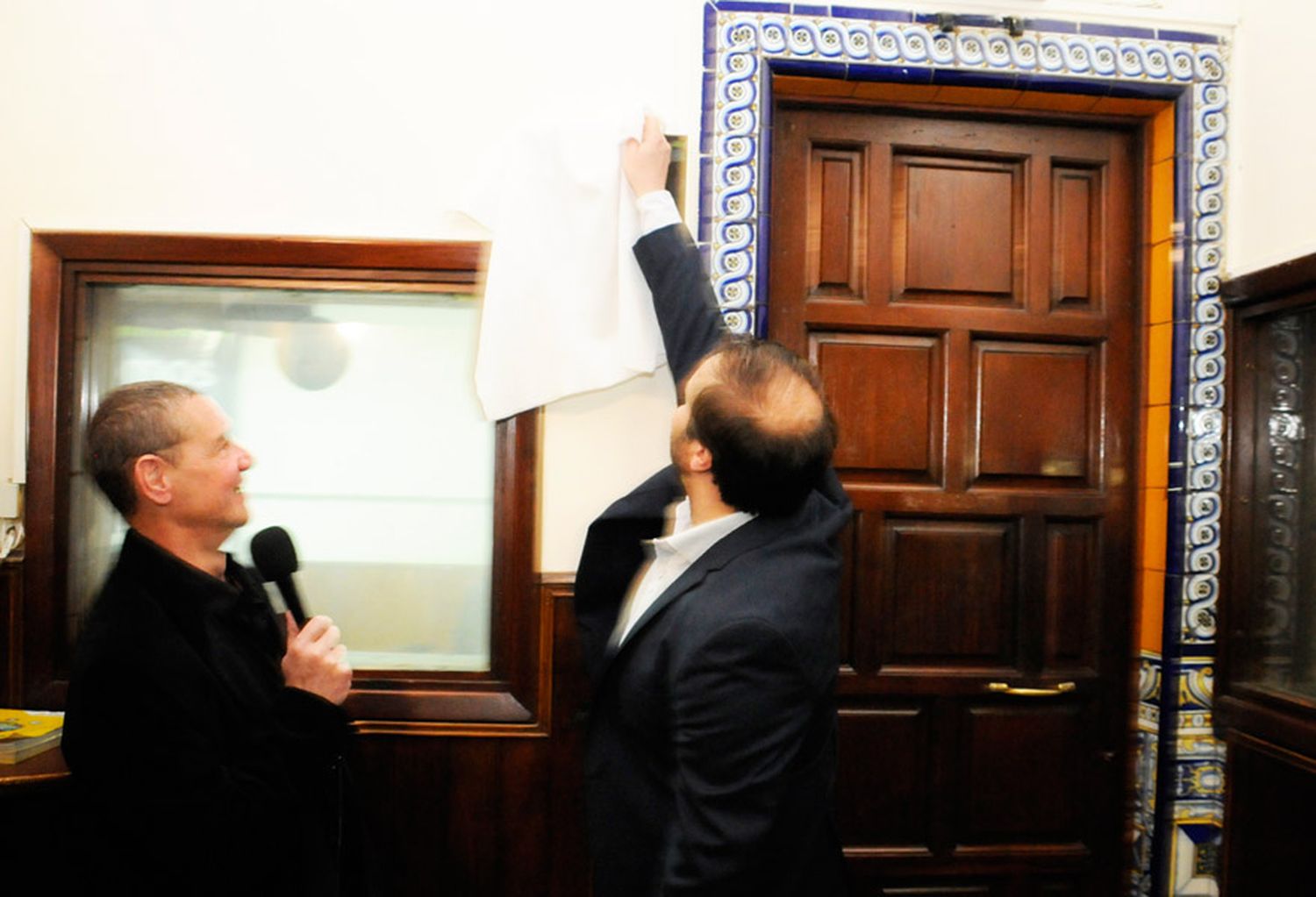 Radio Tandil reinauguró el estudio mayor y descubrió una placa en homenaje a Guimet