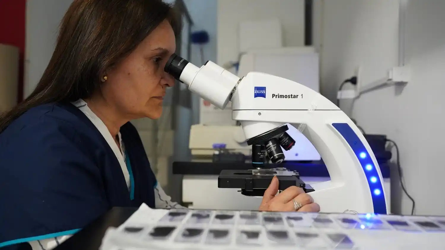 Paveglio frente al microscopio en el laboratorio de la Clínica Regional.