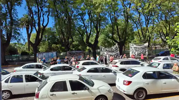 Agredieron a dos periodistas durante la protesta de remiseros frente al municipio: "No puede volver a replicarse"