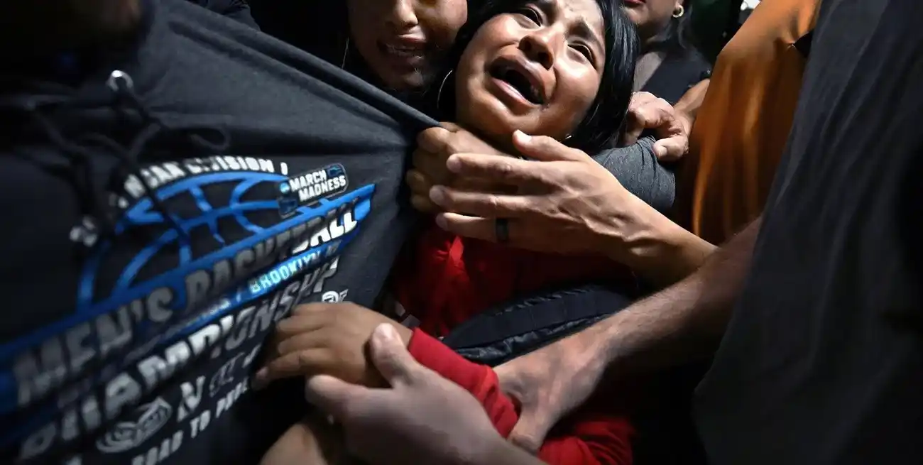 La violencia institucional separa por la fuerza a una familia ecuatoriana con tres hijos menores de edad por no tener suficientes papeles. Primer Premio World Press Photo 2026.