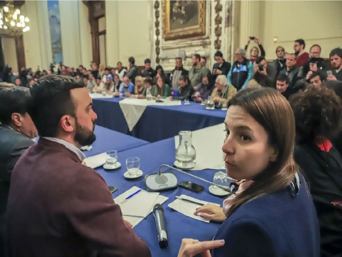 Diputados opositores piden sesión especial por la crisis económica