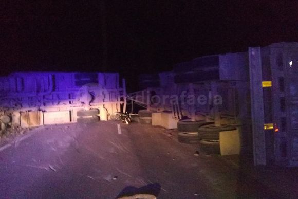 Un camión de carbón y leña volcó sobre RP23 y cortó completamente el tránsito