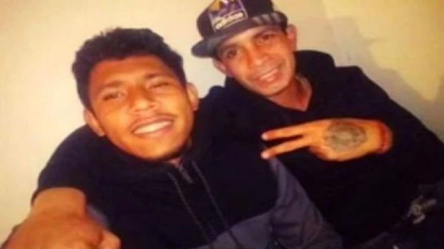ATADOS DE PIES Y MANOS hallaron cadáveres calcinados de dos venezolanos en una avenida de Perú