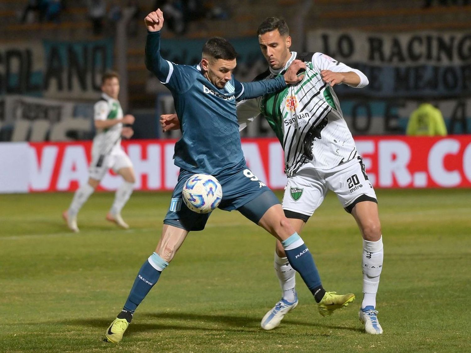 Racing arrancó en desventaja, pero avanzó sin contratiempos