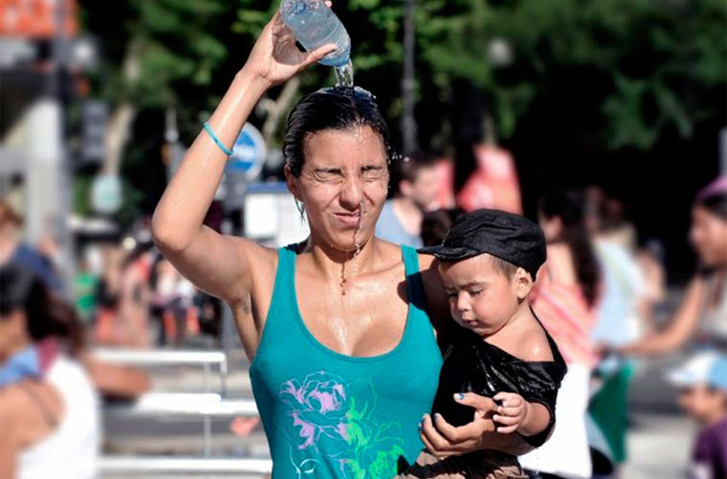 Verano anticipado: recomiendan buena hidratación y alimentación para evitar los golpes de calor