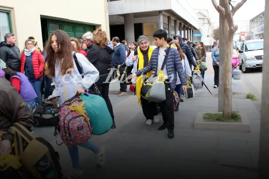 Partieron más de 100 jóvenes a participar de Invasión de Pueblos