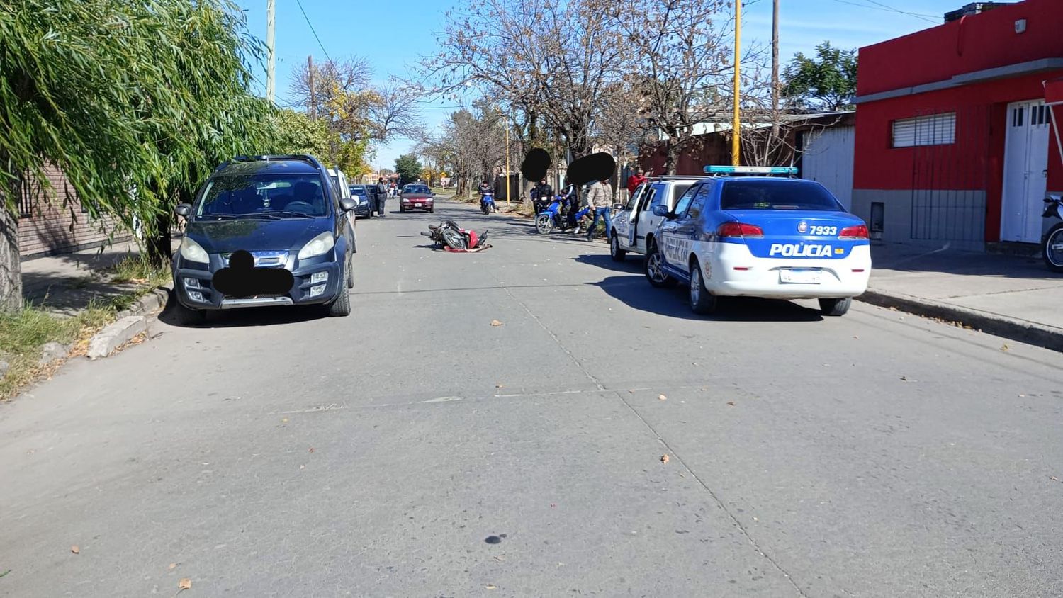 Una motociclista sufrió graves lesiones al chocar con un auto estacionado