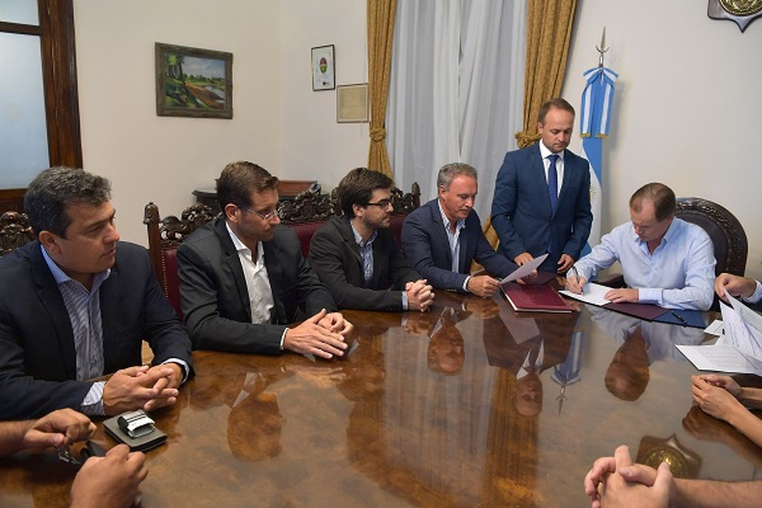 El Gobernador firmó créditos por más de 44 millones de pesos para obras