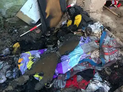 Los restos del incendio que consumió prendas de vestir y pertenencias de la familia.