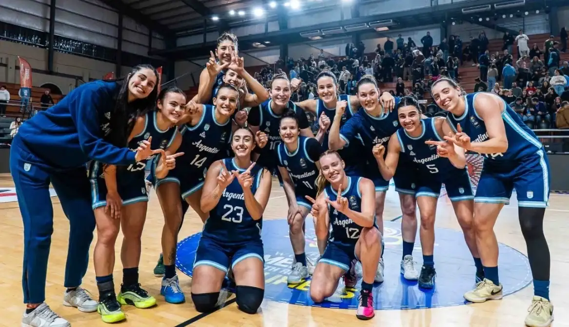 Las chicas iniciaron su defensa del título con un gran triunfo. Foto: CAB