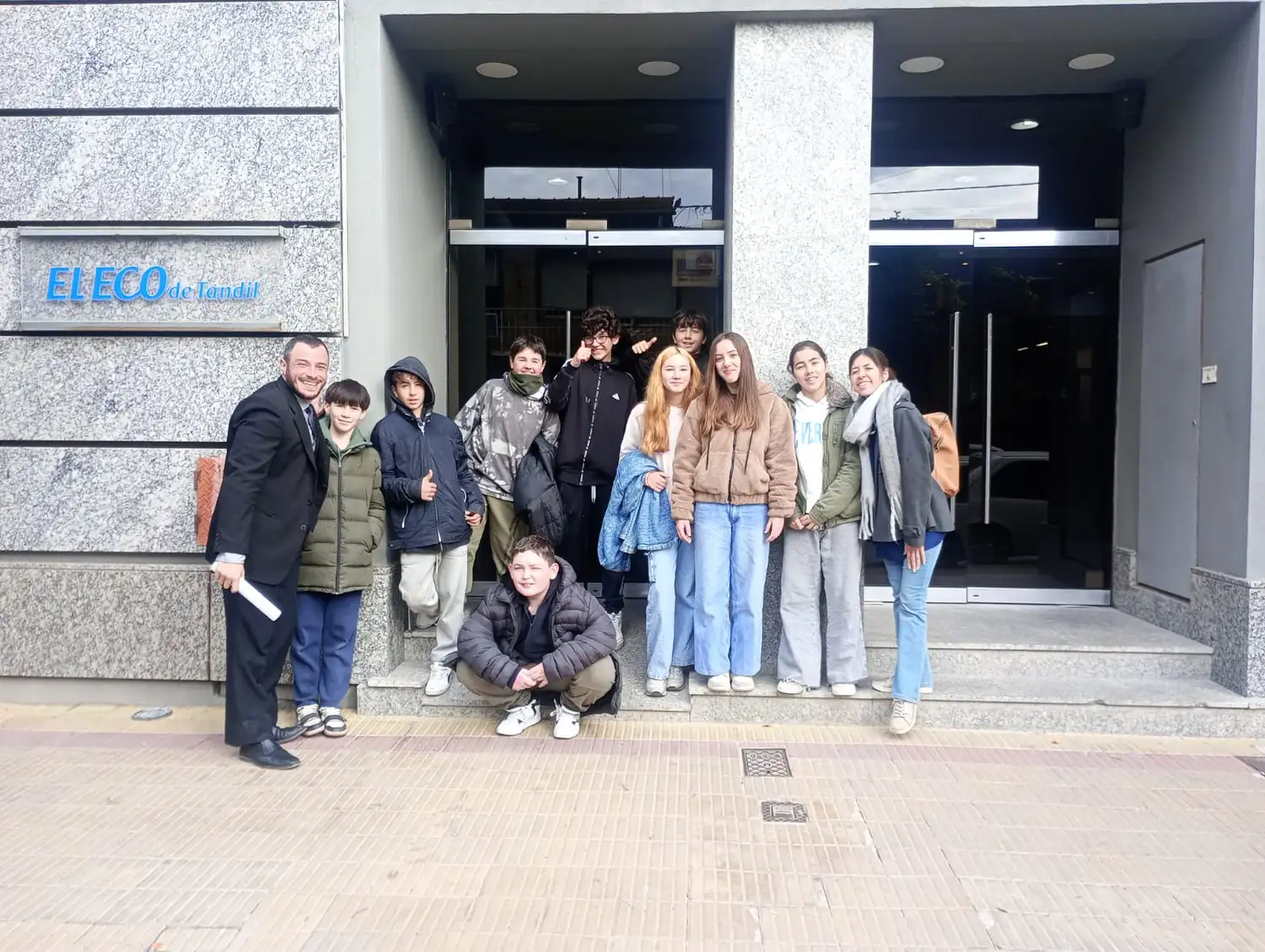 Alumnos de la E.E.S.T.N°5 visitaron El Eco Multimedios junto a su profesor Lautaro López Roth.