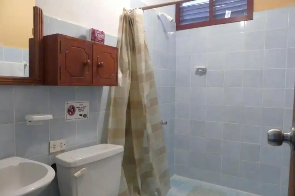 Huéspedes robaron en un hotel de Venado Tuerto: se llevaron la pileta del baño y la grifería