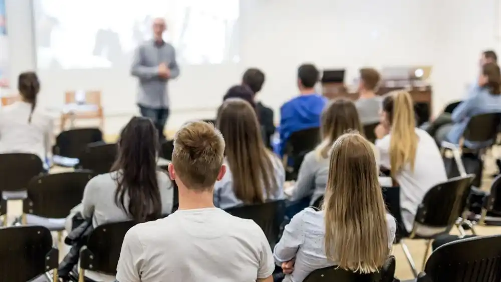 En noviembre, el empleo en comercio y servicios registró una caída interanual de más de 32.000 puestos