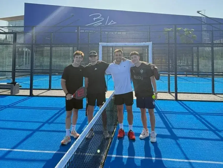 Colapinto con amigos jugando al paddlecon Bizarrap y Belasteguín.Foto: Ig de Belasteguín