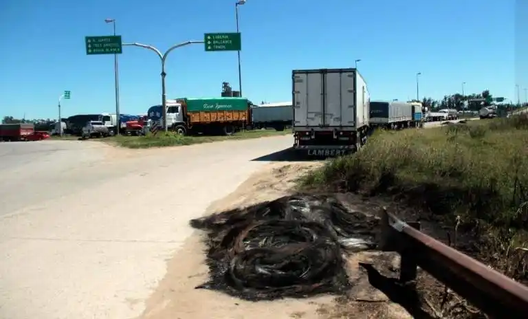 Paro de transportistas y cortes en rutas de algunos municipios