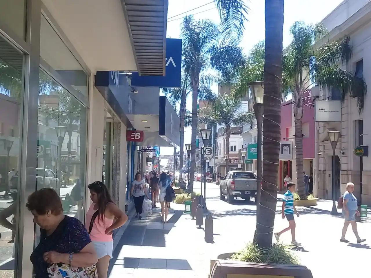 Gran actividad comercial en el centro de Gualeguaychú por las fiestas