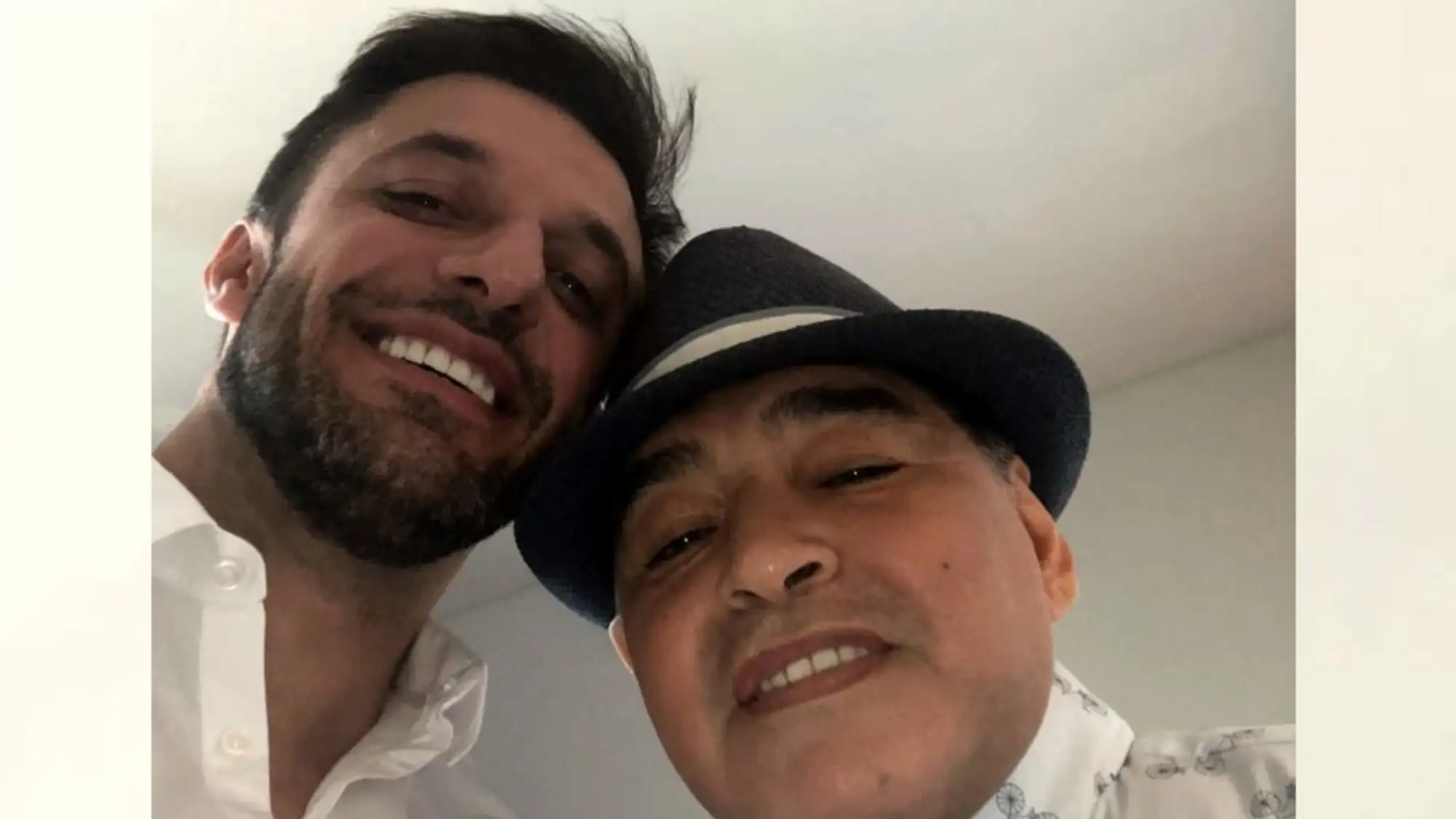Morla junto a Maradona.