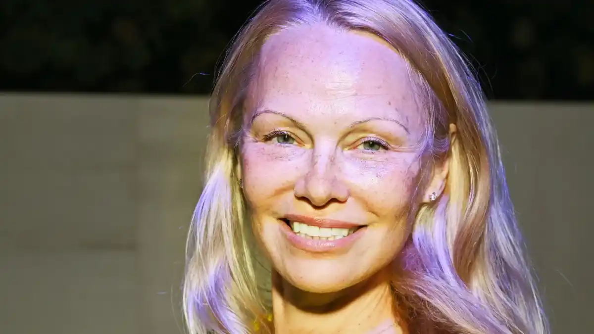 La actriz acudió a la semana de la moda al natural.