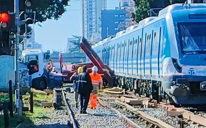 Un camión fue embestido por una formación del tren Sarmiento