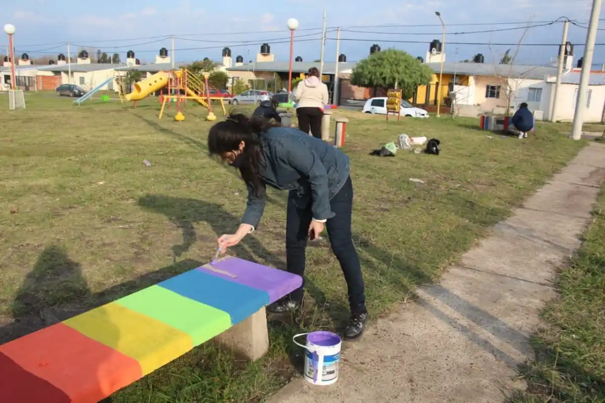 Pintan una plaza con los colores de la bandera de la diversidad