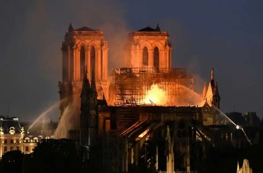 El Obispo dijo que quedó "espantado" con el incendio de Notre Dame