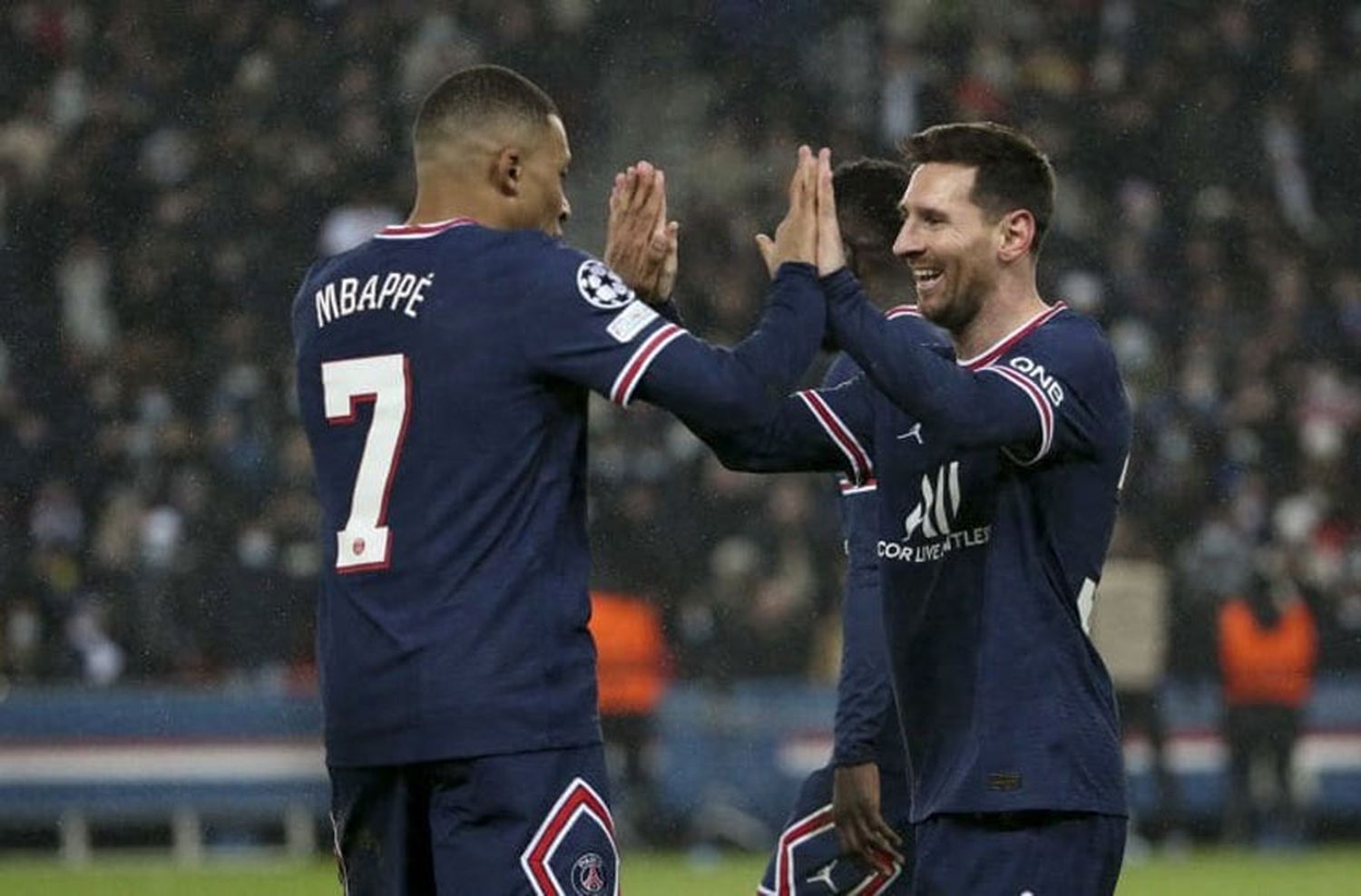 Messi, un nuevo récord y doblete en la victoria del PSG por Champions