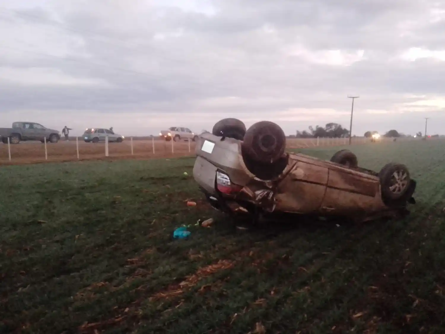 El automóvil que despistó y volcó esta mañana a seis kilómetros de Sacanta.