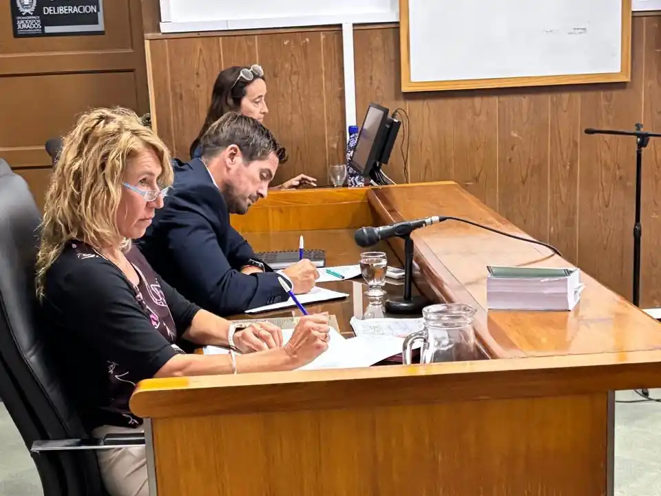 La jueza. Luciana Irigoyen Testa, junto a su colega Nicolás Lamberti y Nerina Crova, secretaria del Tribunal