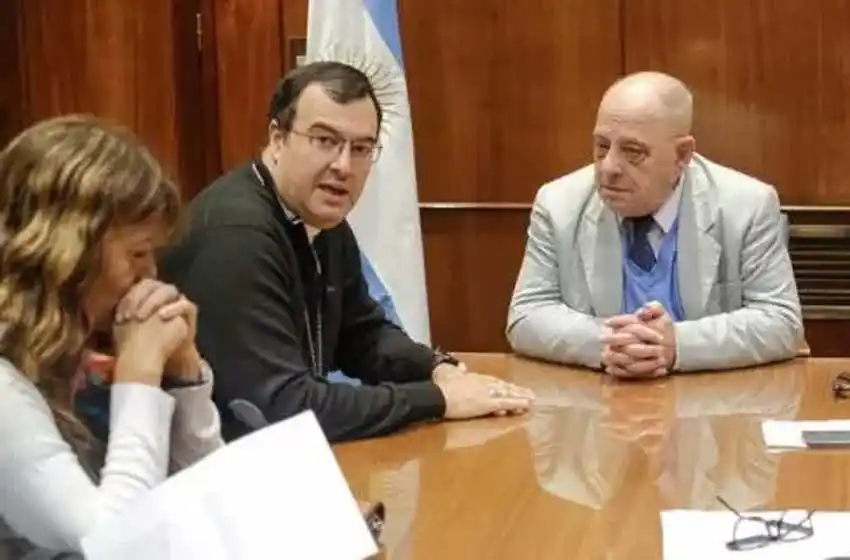 Arroyo recibió al Obispo Mestre junto a funcionarios municipales