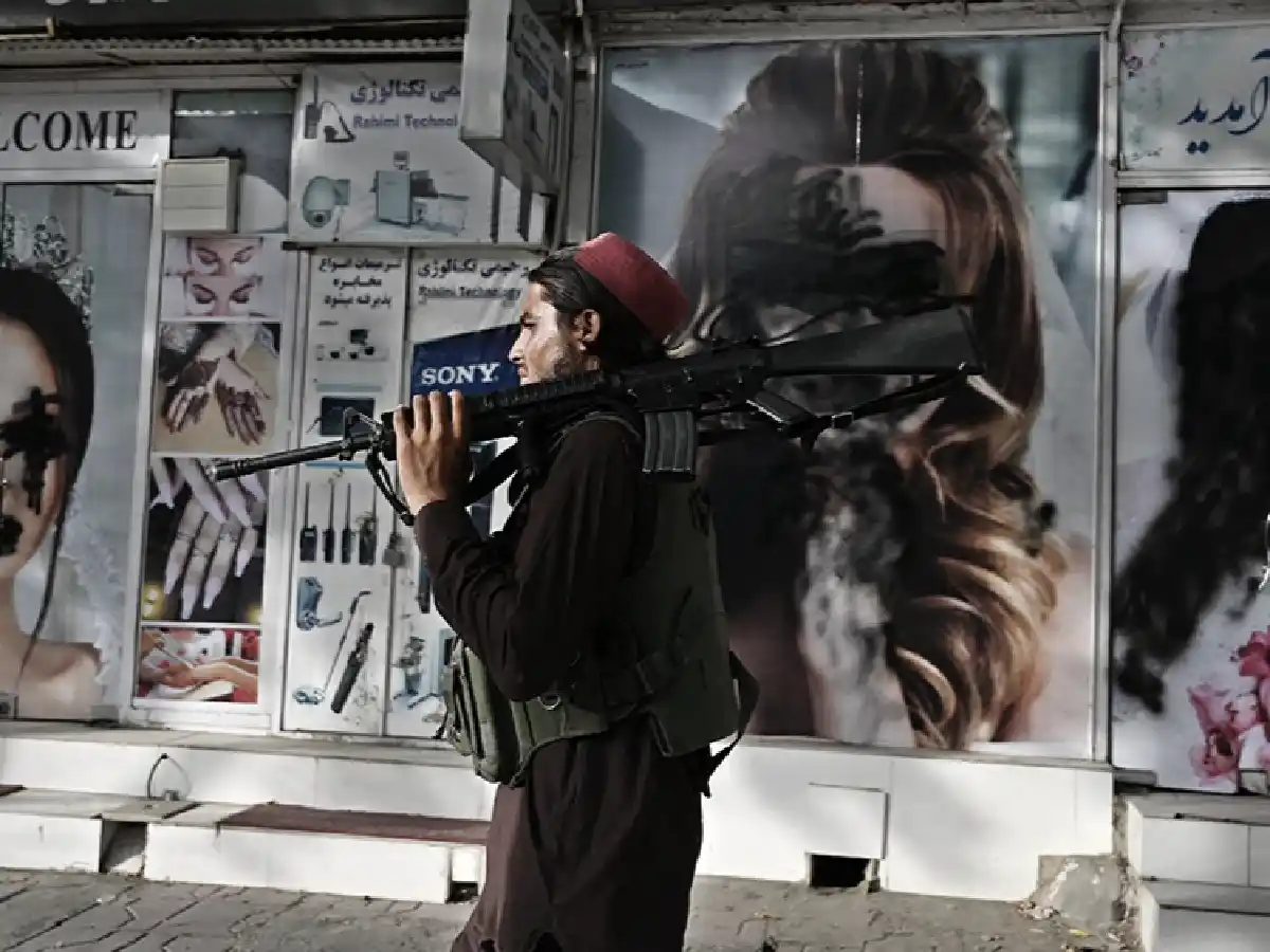 Talibanes reprimen marchas en varias ciudades donde manifestantes desafían su poder