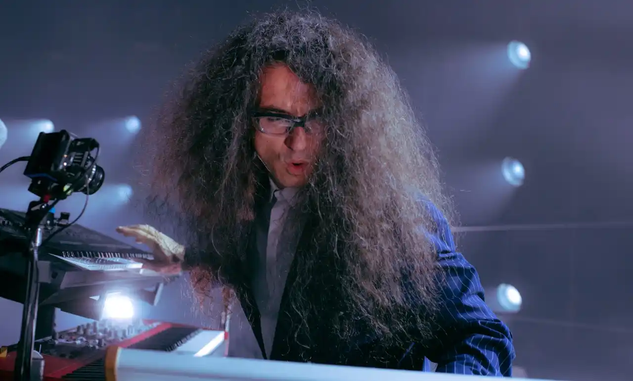 Su pasión por la música, combinada con una insaciable curiosidad, lo ha llevado a formar parte de proyectos de renombre como la banda de Residente, convirtiéndose en un orgullo para su ciudad natal.