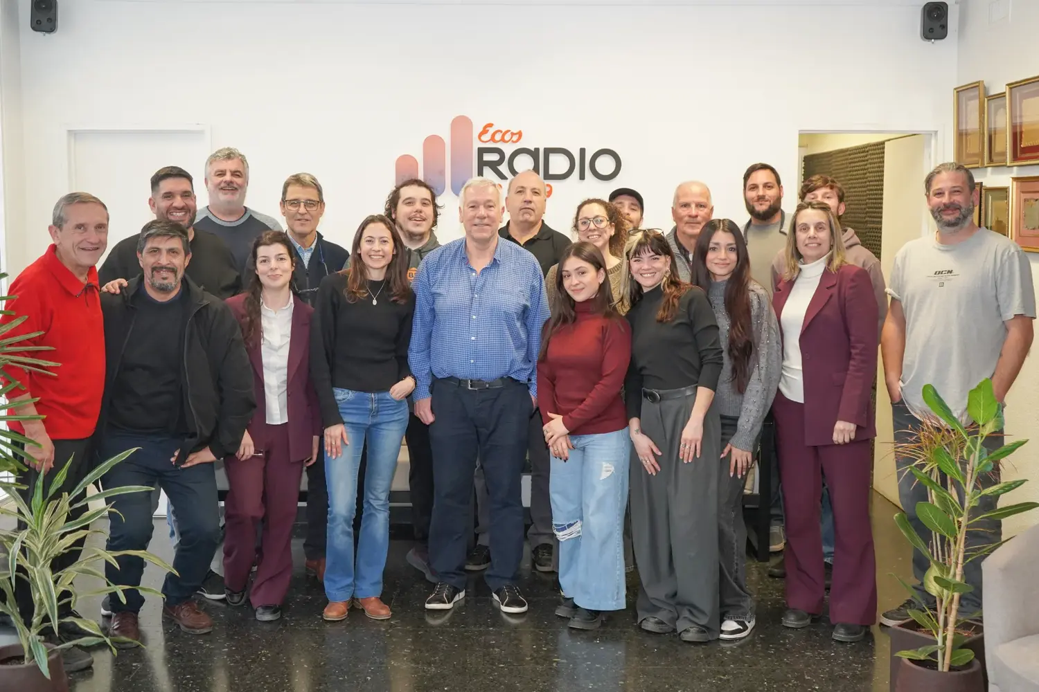 Junto a Raúl Jáuregui. Parte del equipo del multimedio de Ecos Diarios