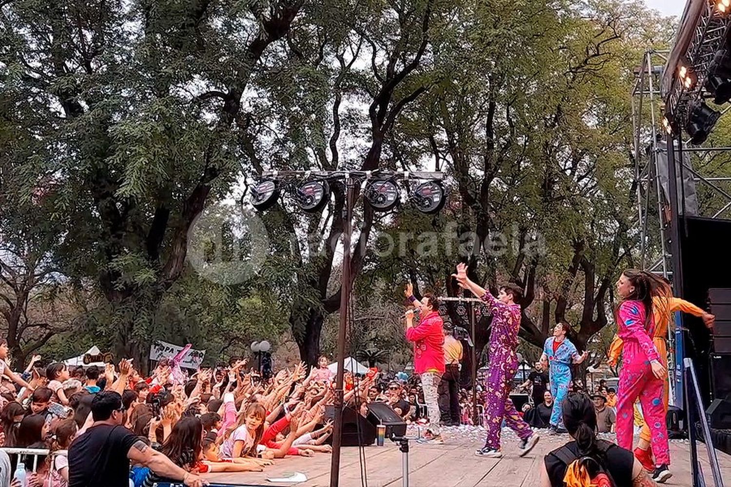 Una multitud llegó a la Plaza para disfrutar de “Topa”, el artista más aclamado por los niños