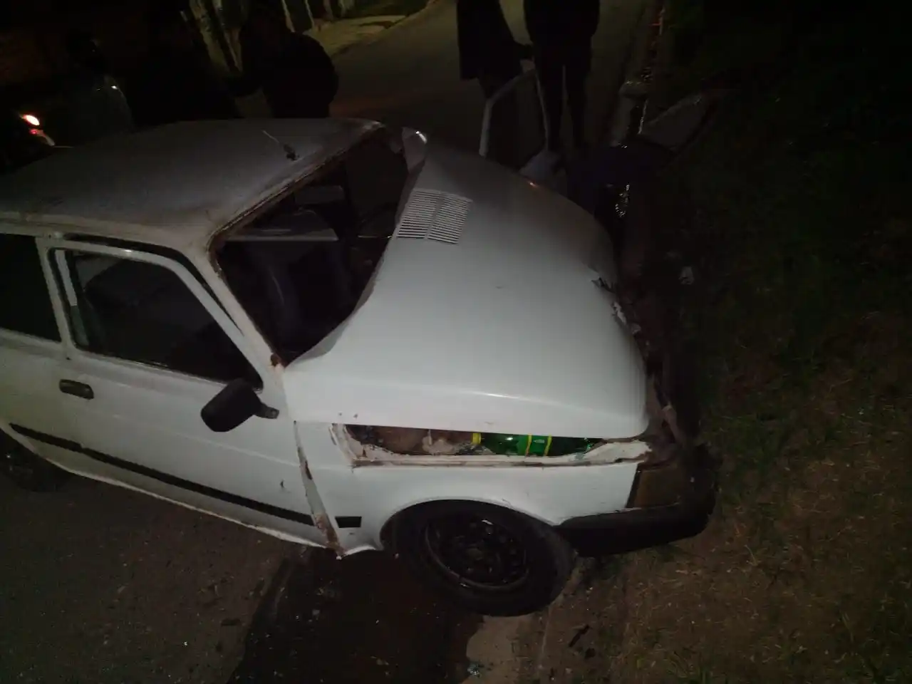 Circulaba en contramano y chocó a un auto estacionado