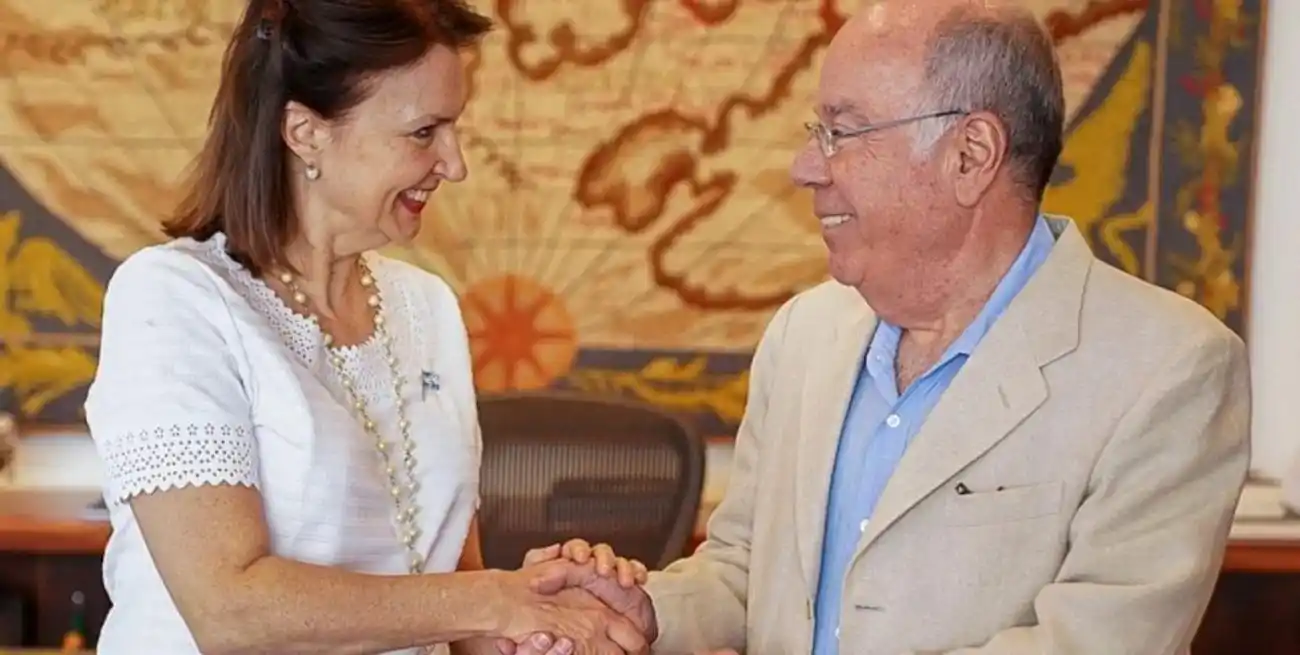 Diana Mondino, futura canciller, hizo un viaje relámpago a Brasil para entregarle en mano a su par brasilero, Mauro Vieira, una carta de Milei en la que invita formalmente a Lula a su ceremonia de asunción.