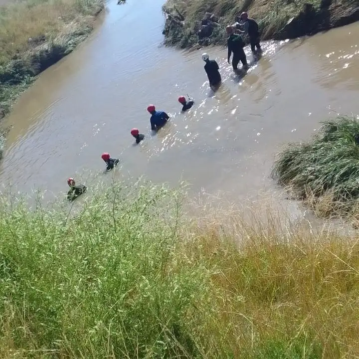 50 efectivos policiales y de bomberos voluntarios trabajan en conjunto con los buzos para encontrar al menor.