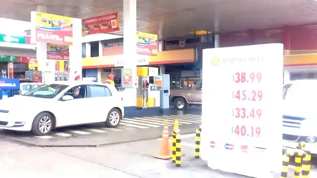 Efecto dólar: Aumentó la nafta y los combustibles son hasta 12 % más caros