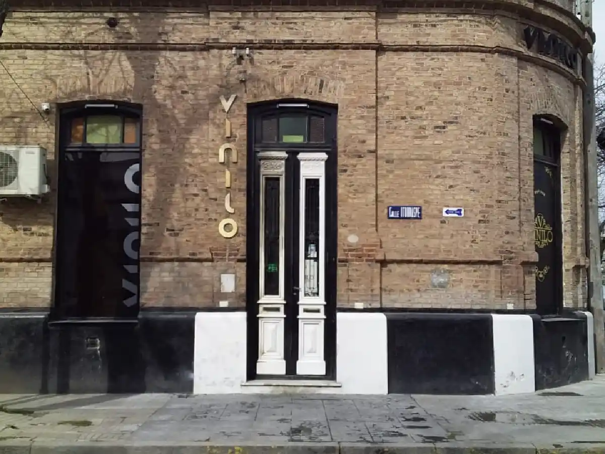 Prendió fuego la puerta de un boliche, escapó, chocó, volvió a huir y lo detuvieron 