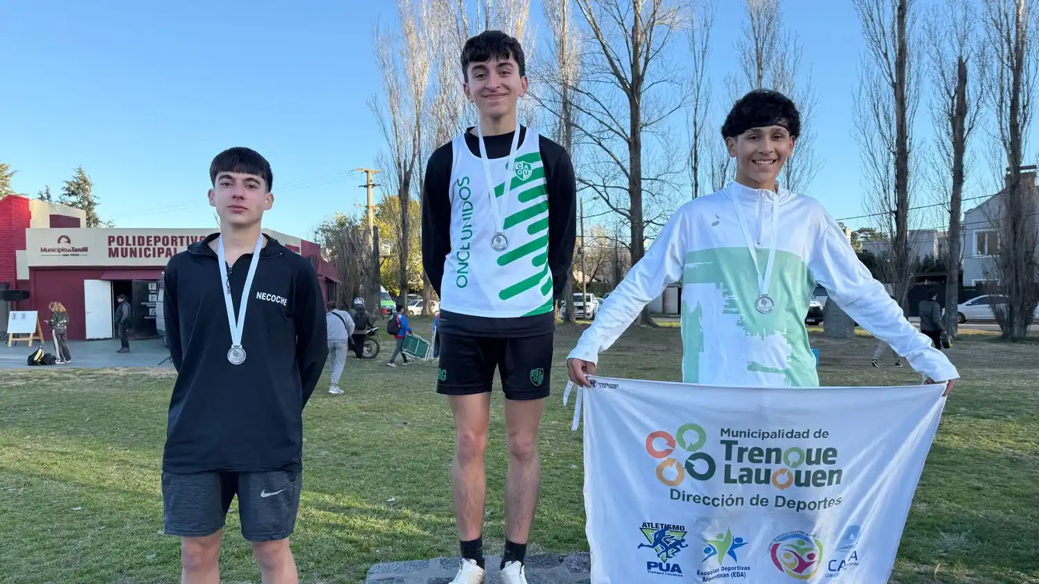 Francisco Bonaura (a la izquierda). Medalla de bronce y tercer puesto del podio
