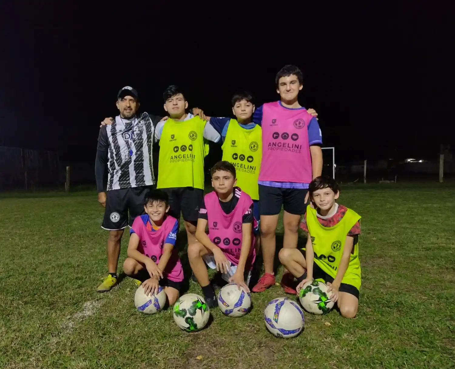 Beto Acosta con un grupos de chicos con los que trabaja en su centro de entrenamiento.