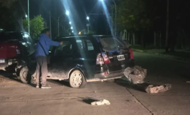 Un Fiat Palio chocó contra una camioneta estacionada