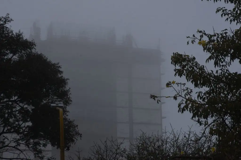 Jueves con cielo nublado y presencia de niebla en la ciudad de Santa Fe