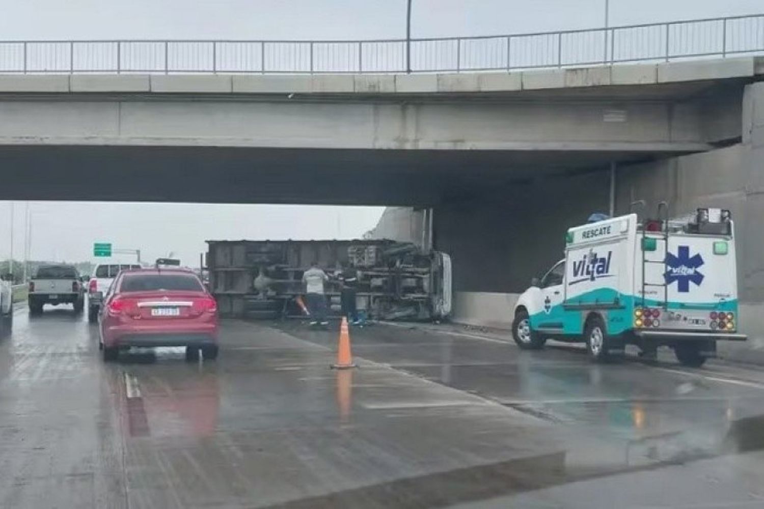 Tragedia en Córdoba: un peatón intentó cruzar la Circunvalación y murió atropellado