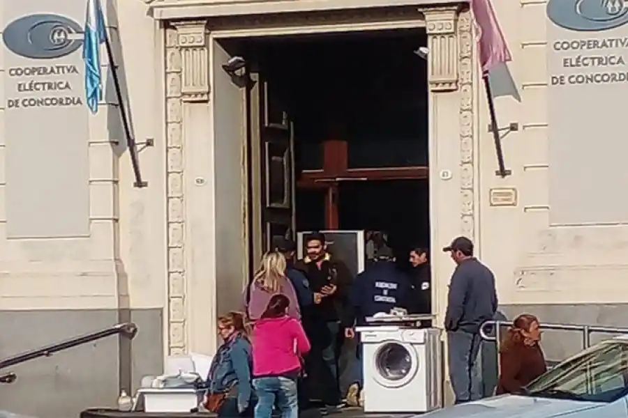 Se le "quemaron" electrodomésticos y los llevó hasta la cooperativa eléctrica